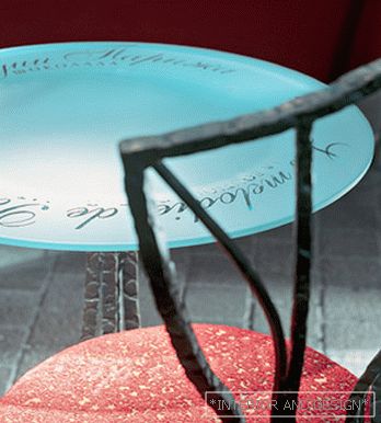 Capsule overlooking paris
