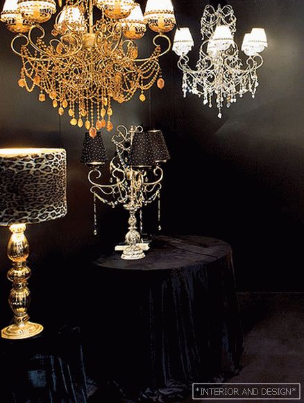 Queen's pendants