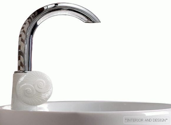 Union of porcelain and water