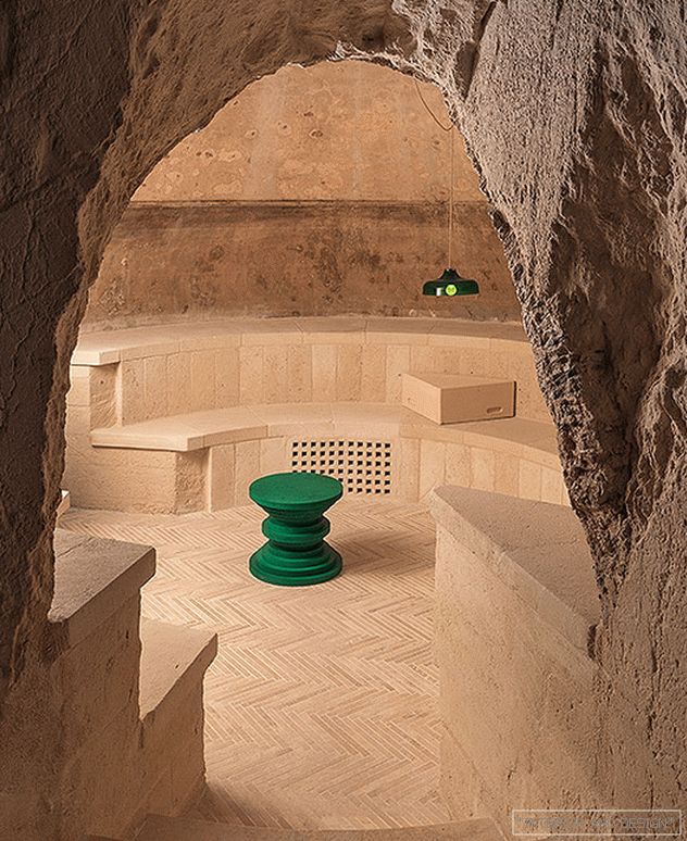 Wine cellar in a cave: belgians in italy
