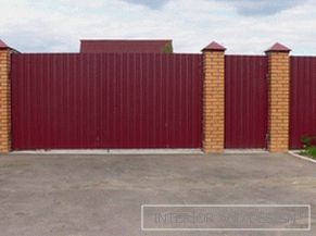 Fence from a professional sheet with their own hands
